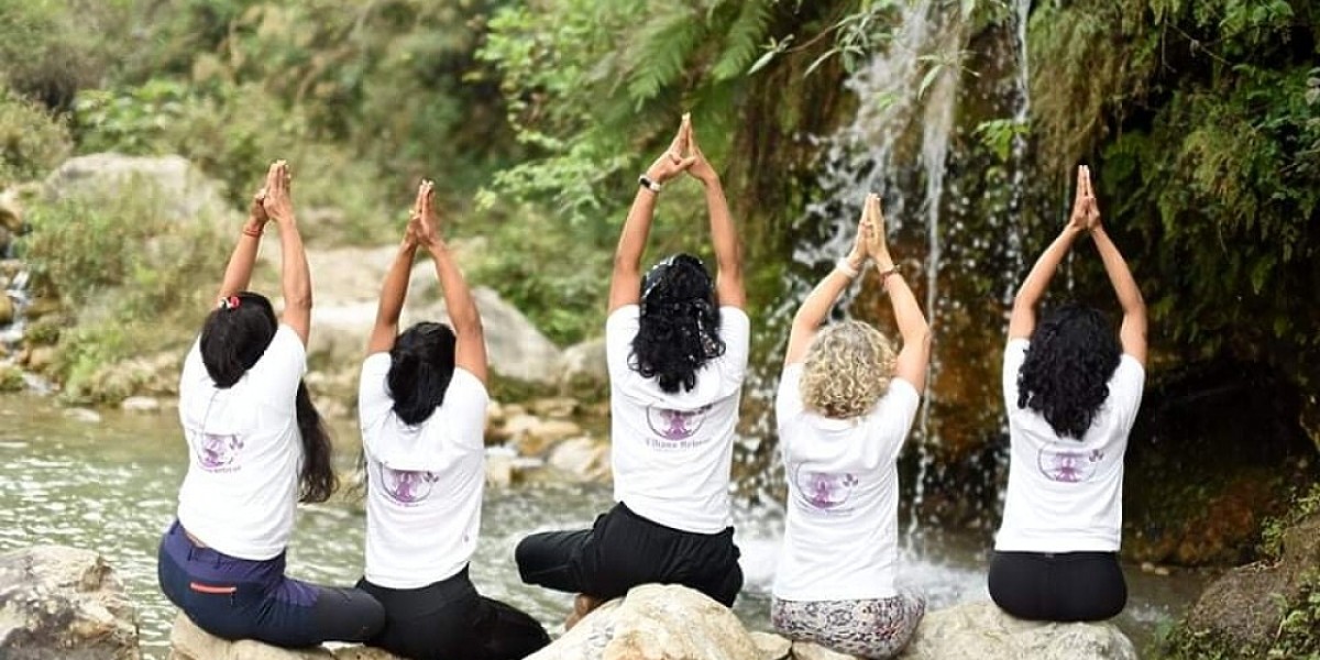 Nourish Your Soul: What to Expect from a Yoga Retreat in Rishikesh